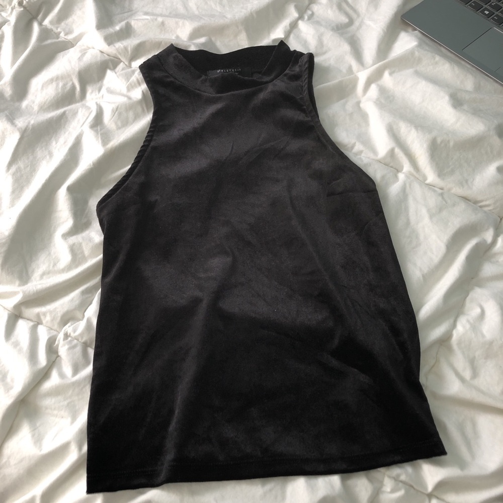 Black velvet crop tank!